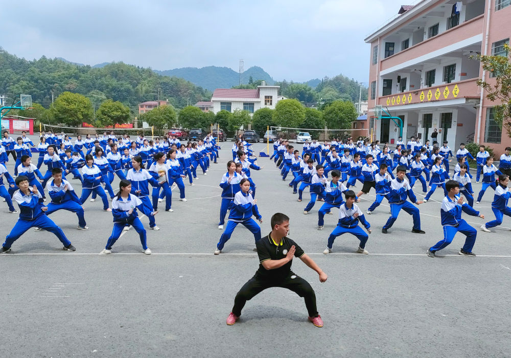 湖南：体育老师变身“武术教练” 练出孩子精气神